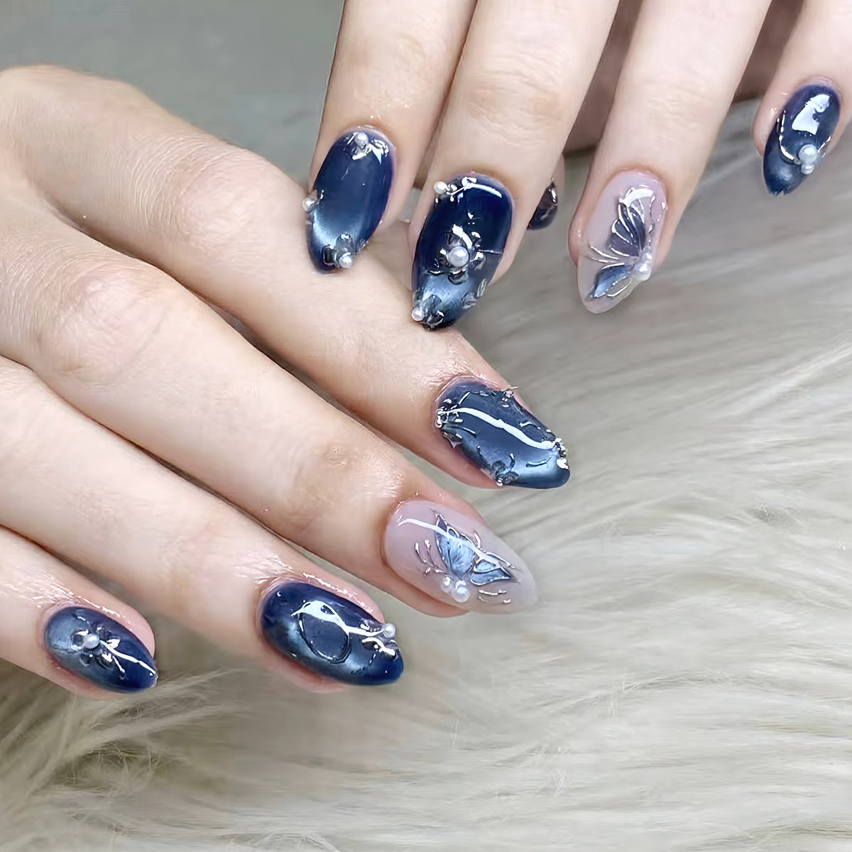 Künstlerisches Press-On Nagelkunstset mit floralen und Perlenverzierungen Brehn