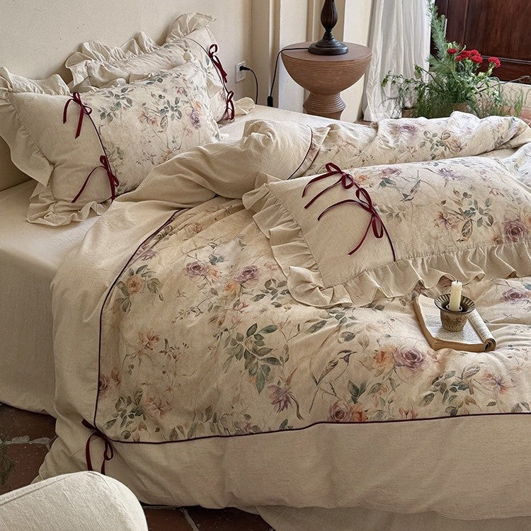 Vintage‑Shabby‑Chic Bettwäsche‑Set aus Baumwoll‑Leinen‑Mix mit floralem Print, Rüschen und Zierbändern