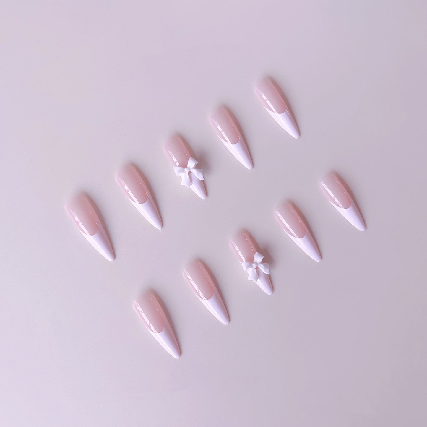 Kunstnagelset mit eleganten Spitzen und 3D-Verzierungen Brehn