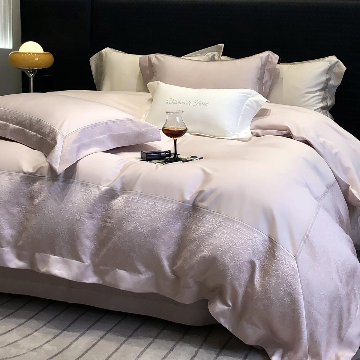 Premium-Baumwollsatin-Bettwäschegarnitur mit strukturierter Matelassé-Bordüre und Hotelverschluss