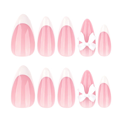 Kunstvolle Nageldesigns mit eleganten Spitzen und zarten Bogenmotiven Brehn