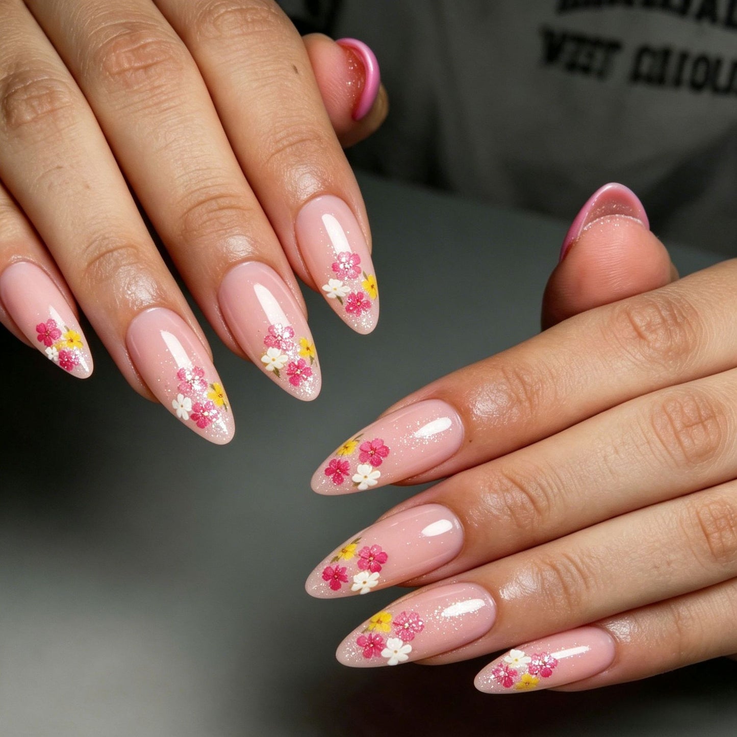 Elegante Kunstnägel mit Floralen Verzierungen Brehn