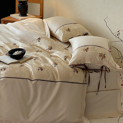 Satin-Bettwäschegarnitur im Jacquard-Look mit floralen Stickdetails und Bandbindung