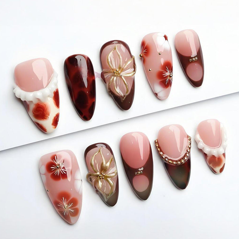Kunstnagelset mit luxuriösen floralen Designs und Glitzerakzenten Brehn