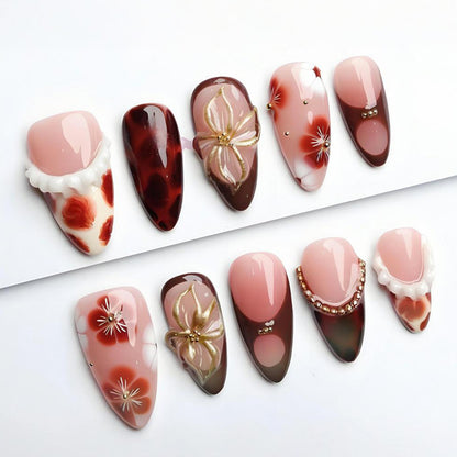 Kunstnagelset mit luxuriösen floralen Designs und Glitzerakzenten Brehn