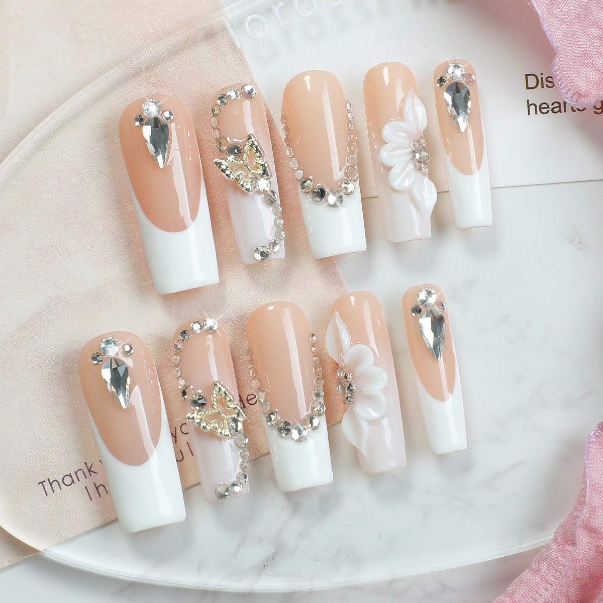 Kunstnagelset mit eleganten Glitzer- und Blütenmotiven Brehn