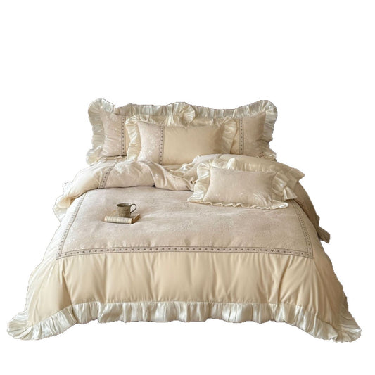 Luxuriöse Bettgarnitur im Chateau‑Stil mit Jacquard‑Motiv, satinierter Volantkante und Zierborte