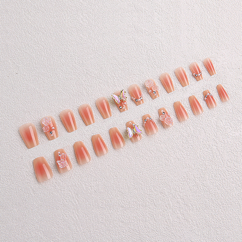 Kunstnagelset mit filigranen 3D-Blüten und strahlenden Glitzerakzenten Brehn