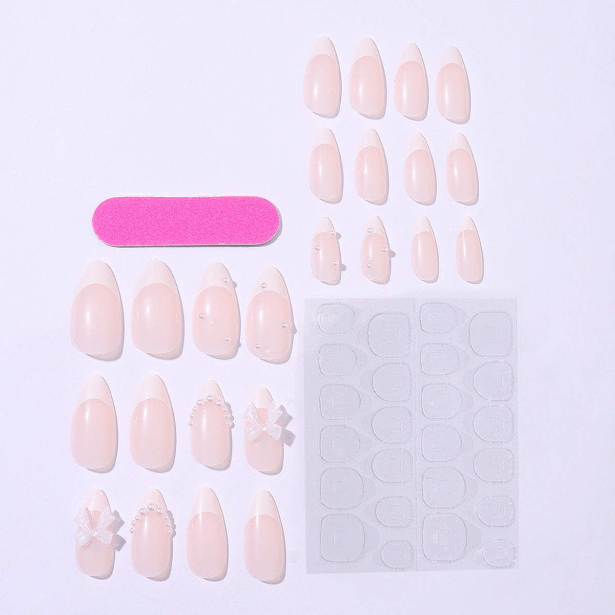 Kunstnagelset mit luxuriösen Verzierungen und funkelnden Details Brehn