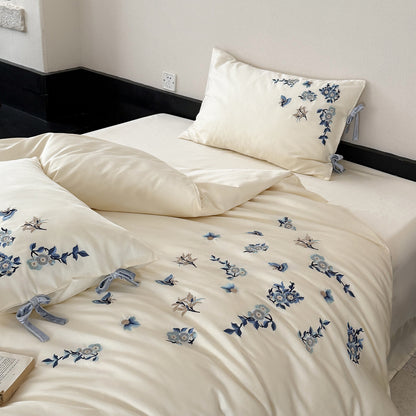 Bestickte Satin-Bettwäsche-Garnitur mit zarten Blumendetails