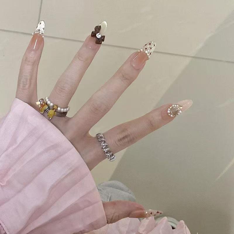 Künstlerisches Stiletto Press-On Nail Set mit floralen Verzierungen Brehn