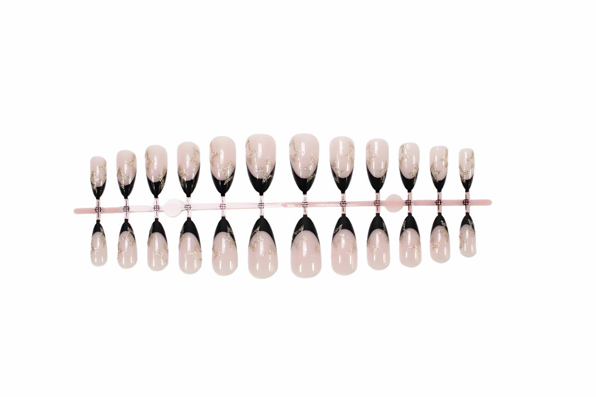 Kunstnagelset mit elegantem französischen Spitzen-Design und glamourösen Akzenten Brehn