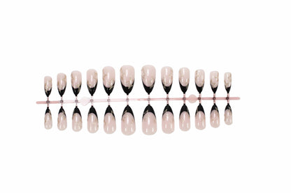 Kunstnagelset mit elegantem französischen Spitzen-Design und glamourösen Akzenten Brehn
