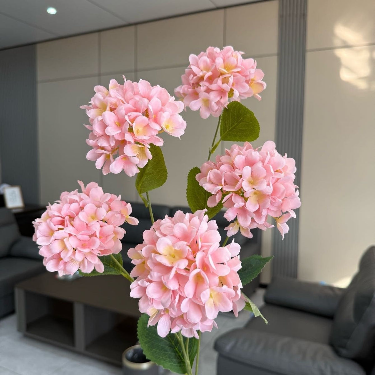 Lebensechte Hortensie Blumenanordnung