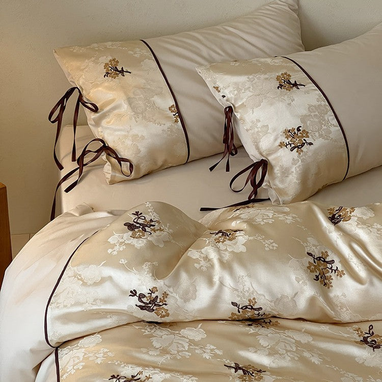 Satin-Bettwäschegarnitur im Jacquard-Look mit floralen Stickdetails und Bandbindung