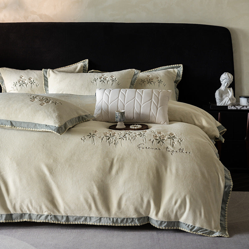 Premium Baumwollsatin-Bettwäschegarnitur mit floraler Reliefstickerei und Satinbesatz