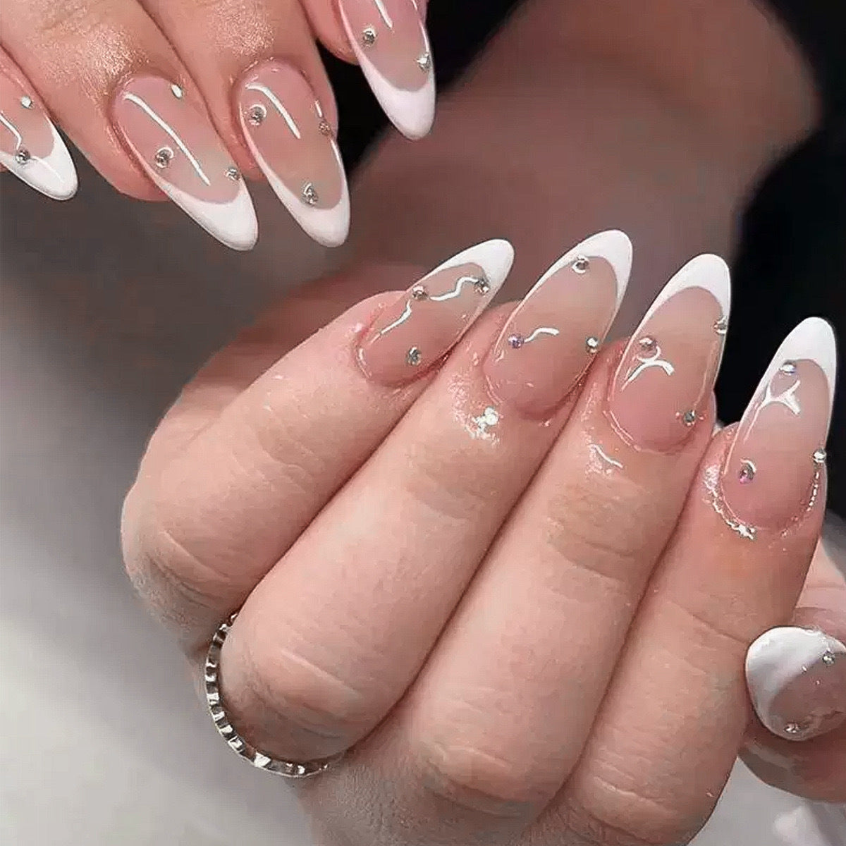 Kunstnagelset mit eleganten French-Spitzen und funkelnden Akzenten Brehn