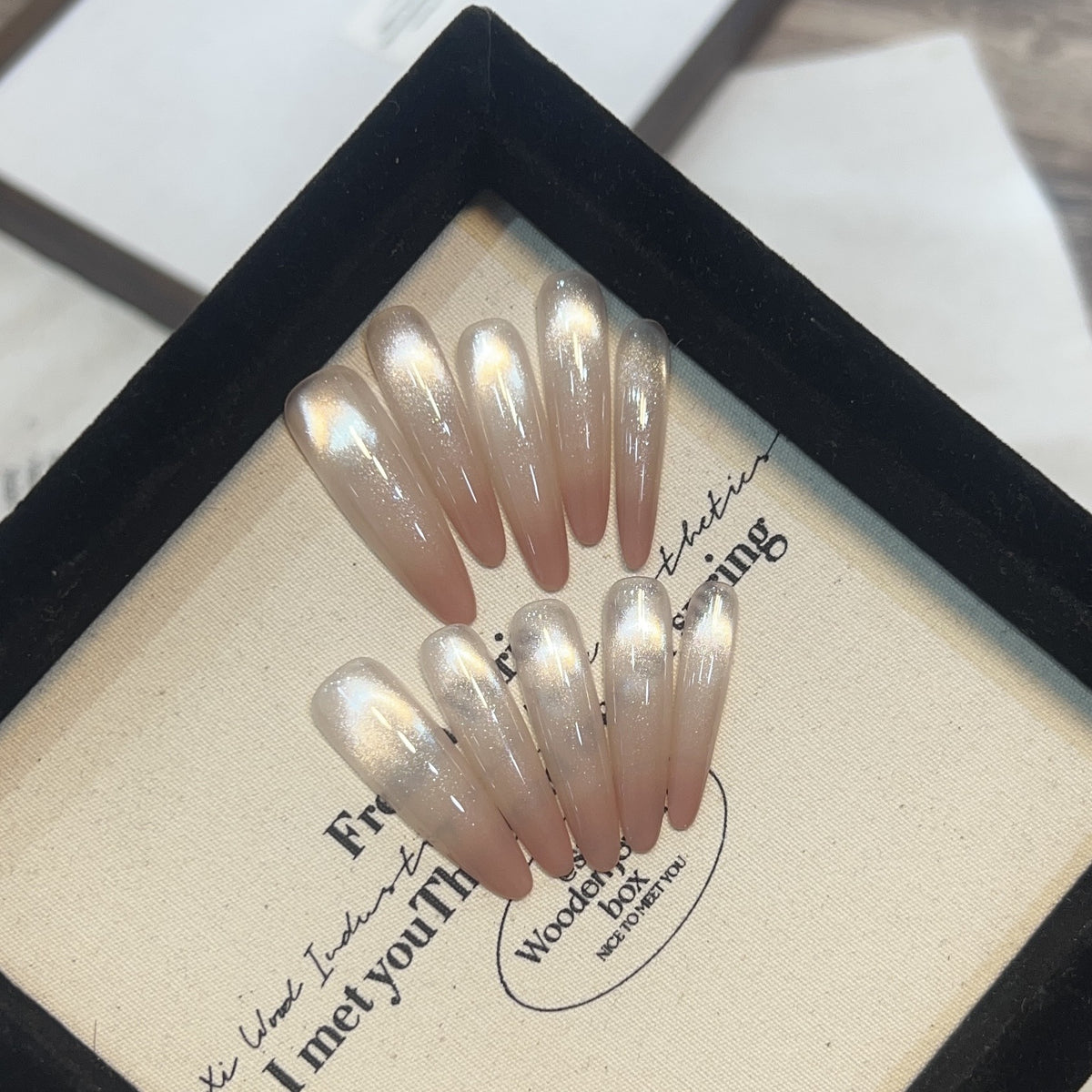 Stiletto Press-On Nail Set mit Glitterfinish Brehn
