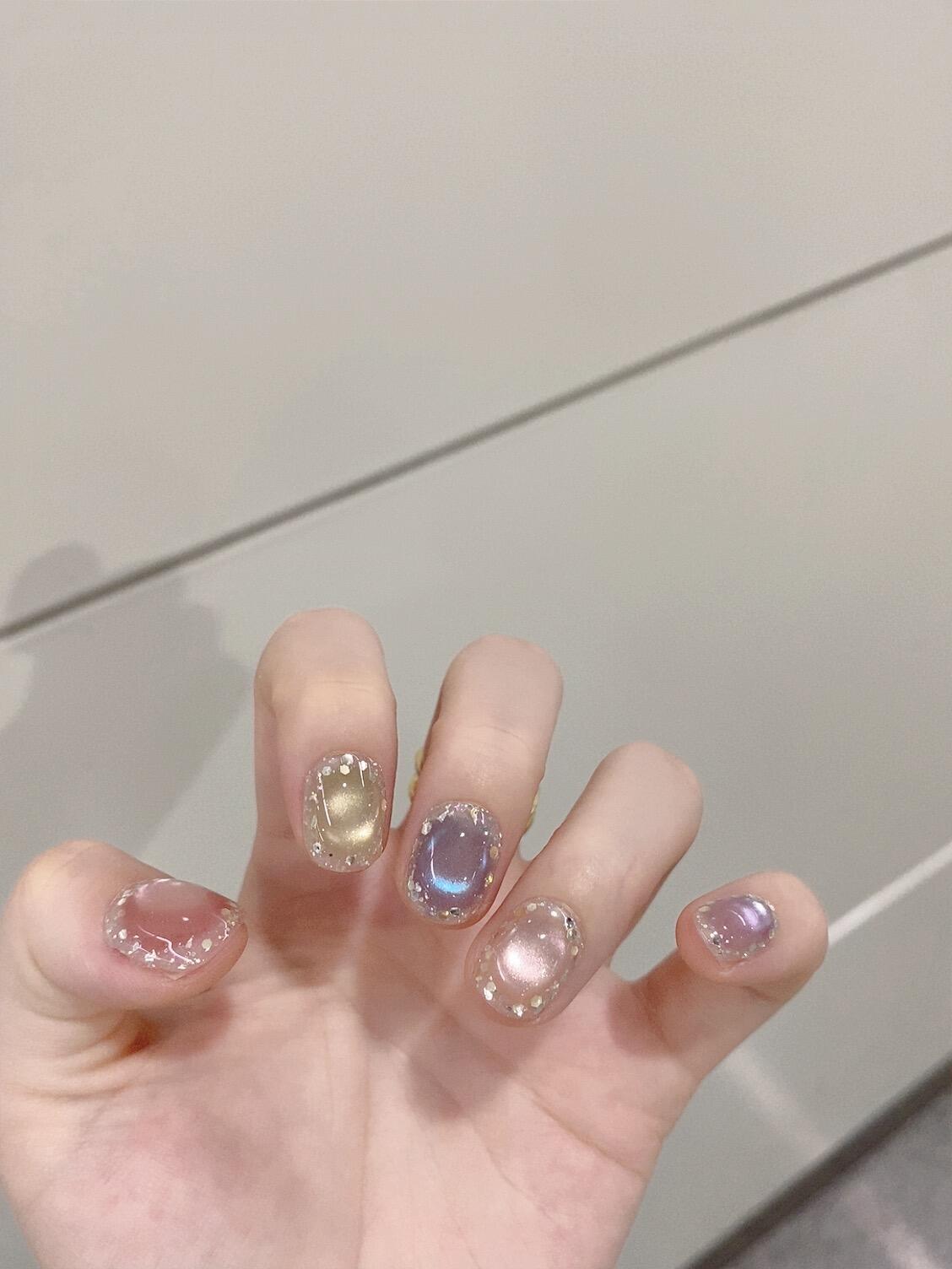 Künstliche Kunstnägel mit Schimmernden Effekten und Eleganten Glitzerakzenten Brehn