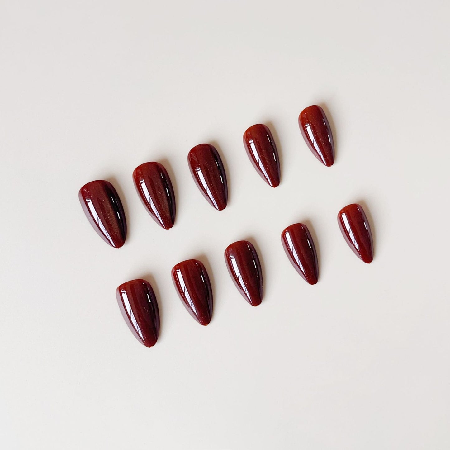Kunstnagelset mit elegantem Ombre-Effekt und schimmernden Akzenten Brehn