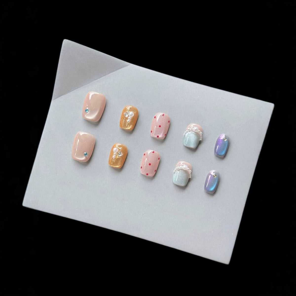 Dekoratives Press-On-Nagelkunst-Set mit einzigartigen Edelstein- und Perlenakzenten