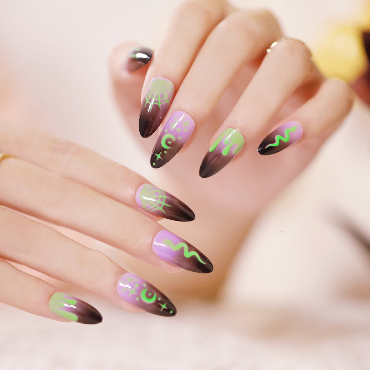 Kunstvolle Nagelkunst im Halloween-Design Brehn