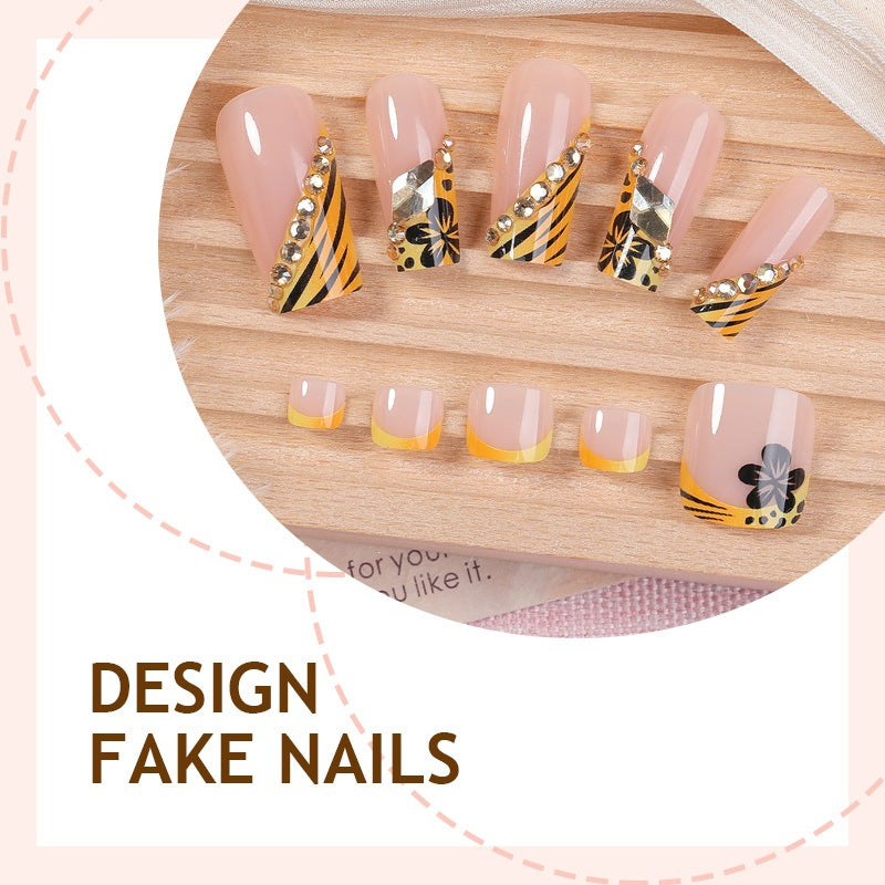 Künstliche Nail Art mit extravaganten Designs und Glitzerelementen Brehn