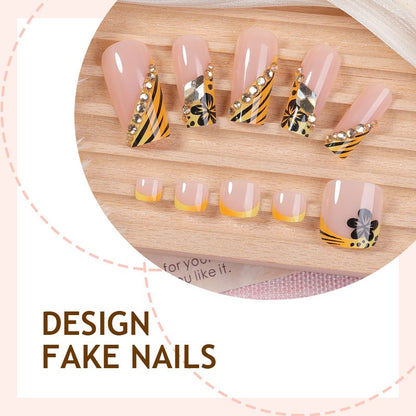 Künstliche Nail Art mit extravaganten Designs und Glitzerelementen Brehn
