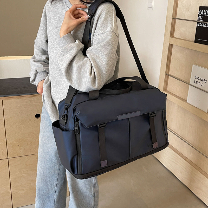 Sportliche Reisetasche Mit Verstellbarem Schultergurt Brehn
