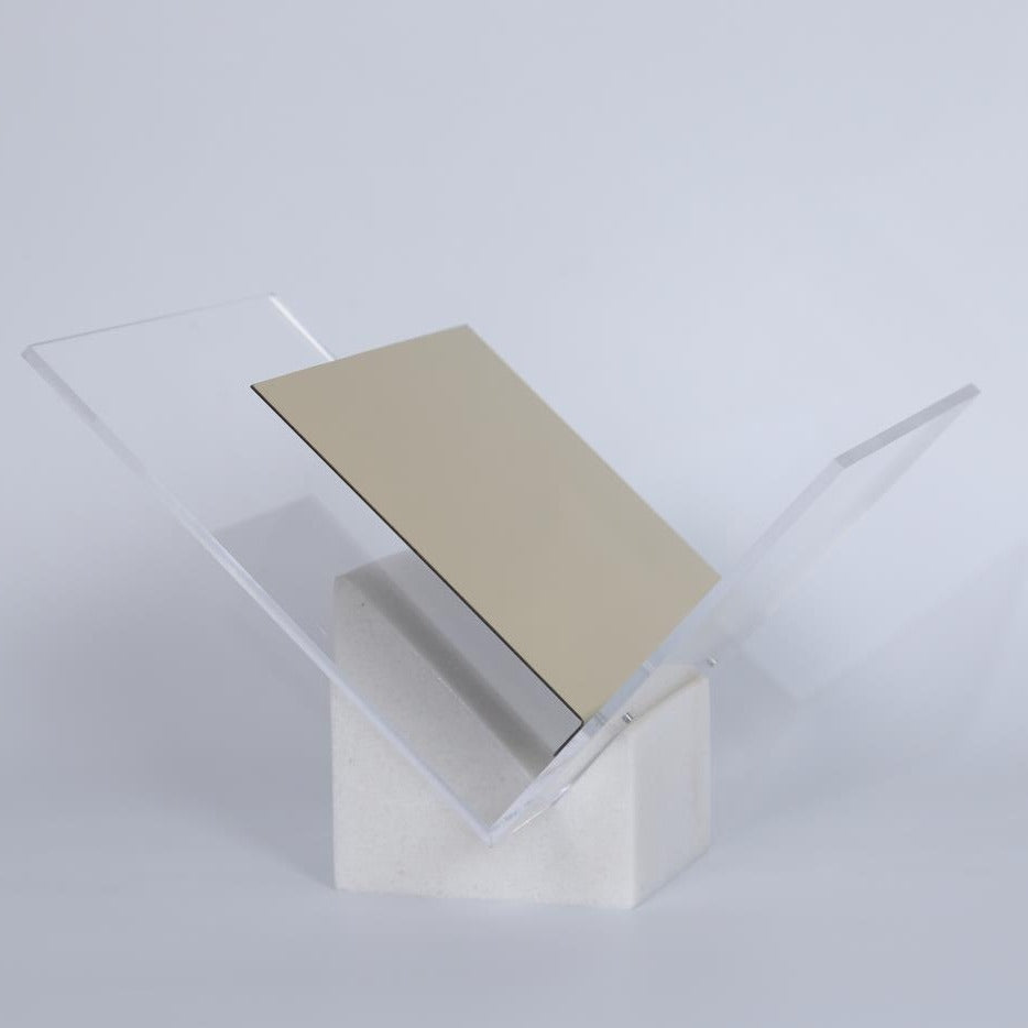Moderner transparenter Acrylbuchständer