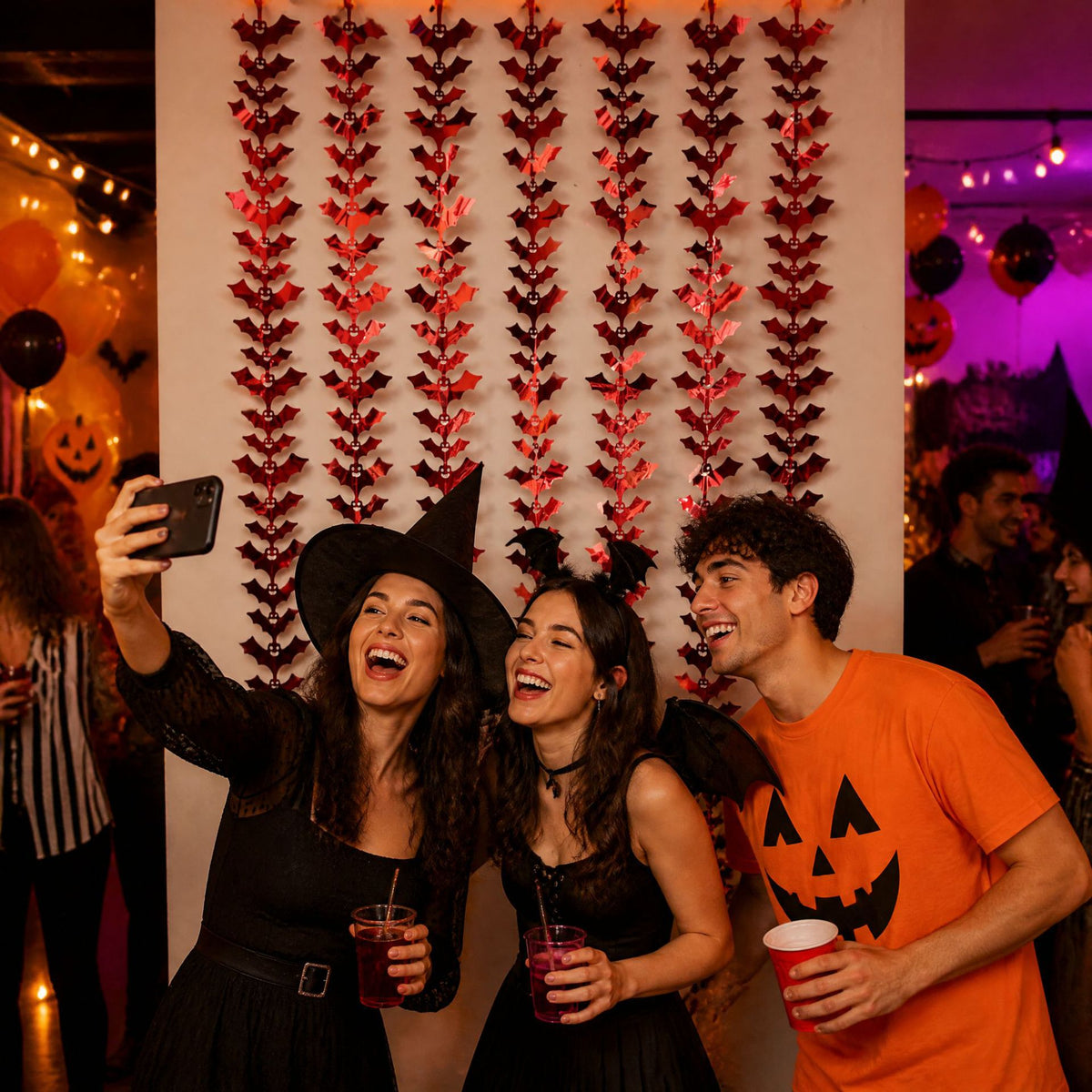 Hängender Halloween-Vorhang aus Metallic-Folienstreifen mit Fledermaus-Silhouetten
