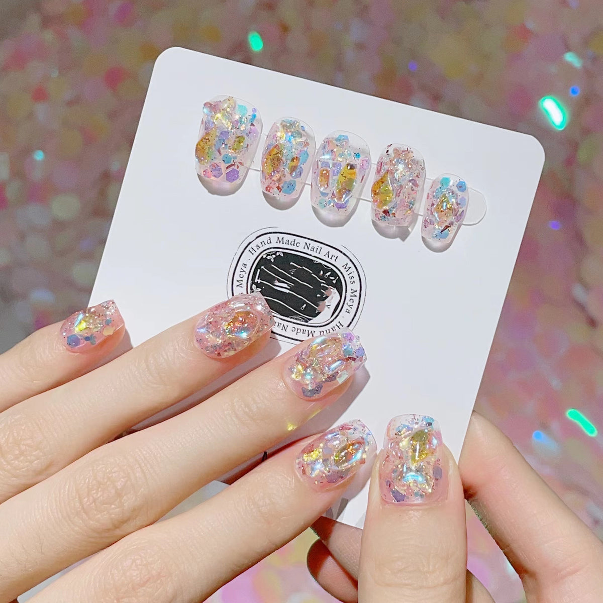 Kunstvolle Nagelspitzen mit Glitzerakzenten Brehn