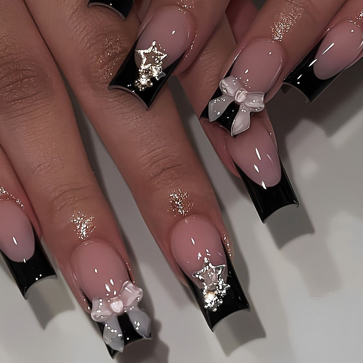 Glamouröses Kunstnagelset mit 3D-Schleifen und Glitzerverzierungen Brehn