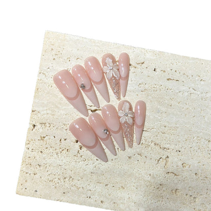 Elegantes Stiletto Press-On Nagelkunstset mit floralen Akzenten Brehn