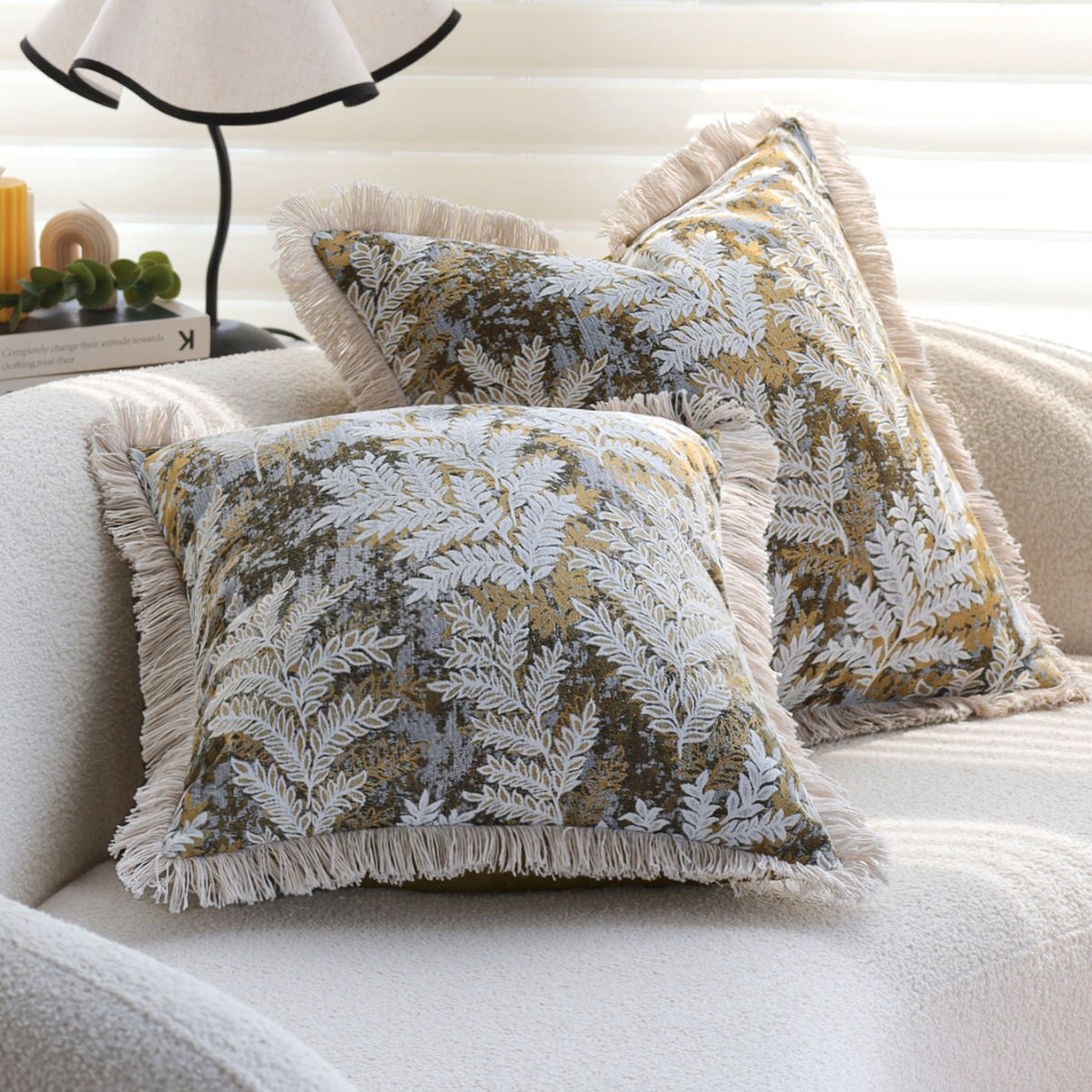 Dekorativer Samt-Kissenbezug mit besticktem Farn-Jacquard und Fransenrand Brehn