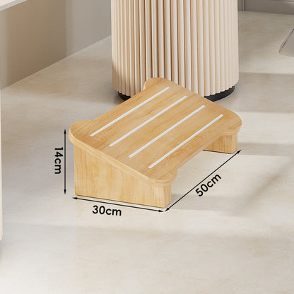 Niedriger Holztritt mit rutschfesten Streifen und kurviger ergonomischer Oberfläche