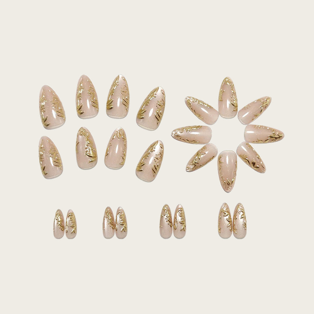 Exquisite Kunstnägel mit Goldenen Verzierungen Brehn