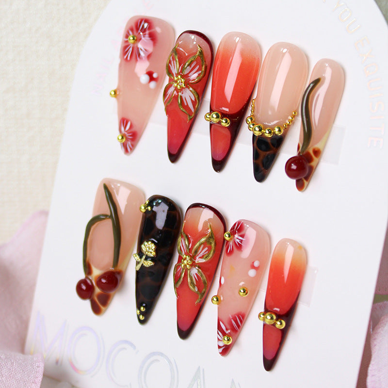 Kunstnagelset mit eleganten Blumendekoren und modernen Akzenten Brehn