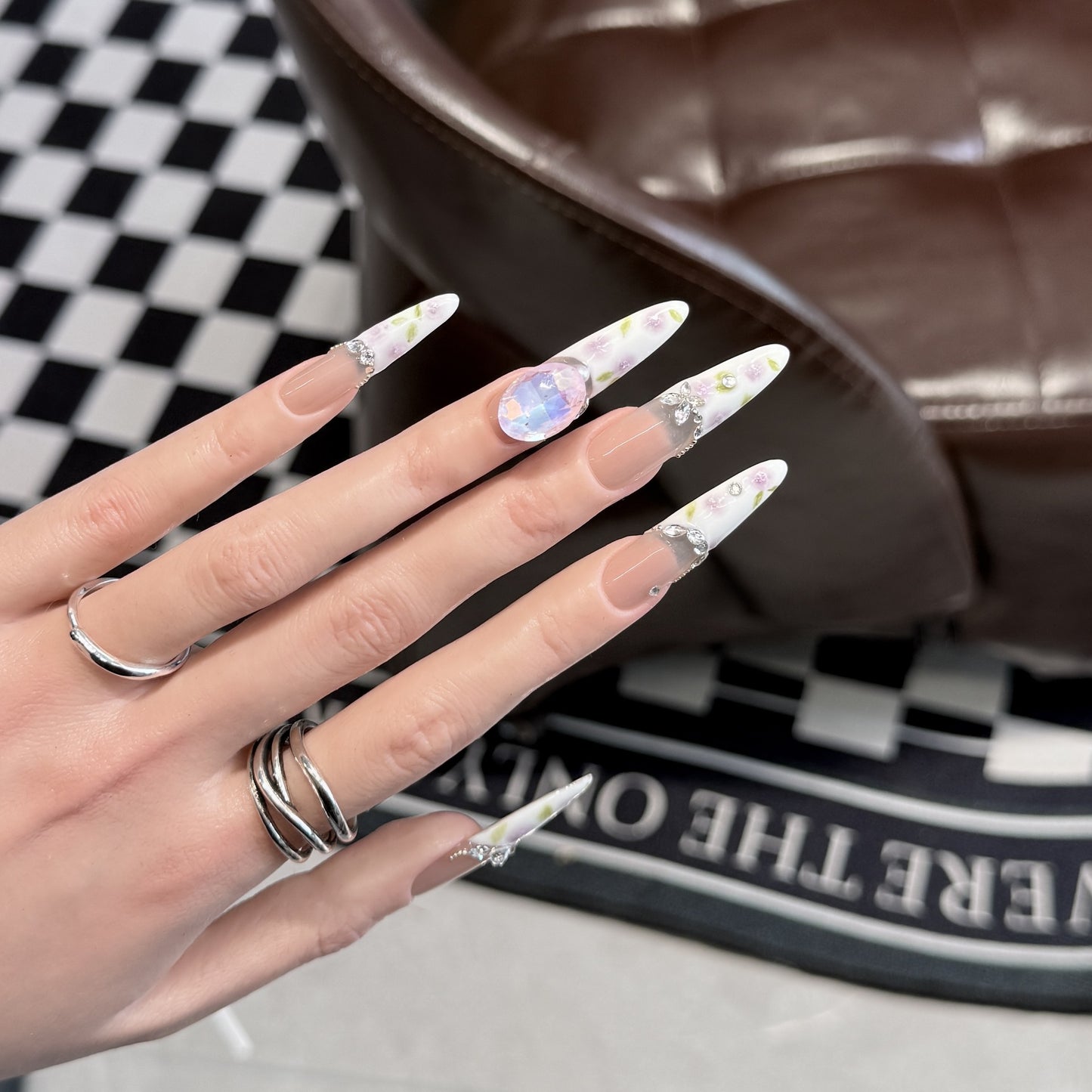 Dekorativer Floral Stiletto Press-On Nail Set Brehn