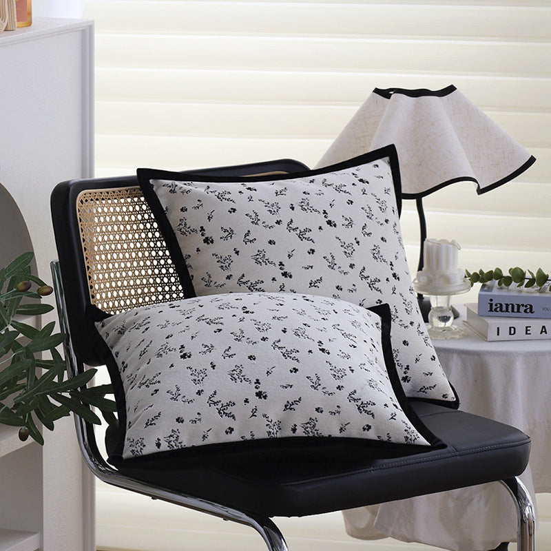 Quadratischer Zierkissenbezug mit dezenter Blumen‑Jacquardstruktur und eleganter Kederumrandung Brehn
