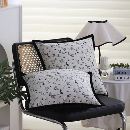 Quadratischer Zierkissenbezug mit dezenter Blumen‑Jacquardstruktur und eleganter Kederumrandung Brehn