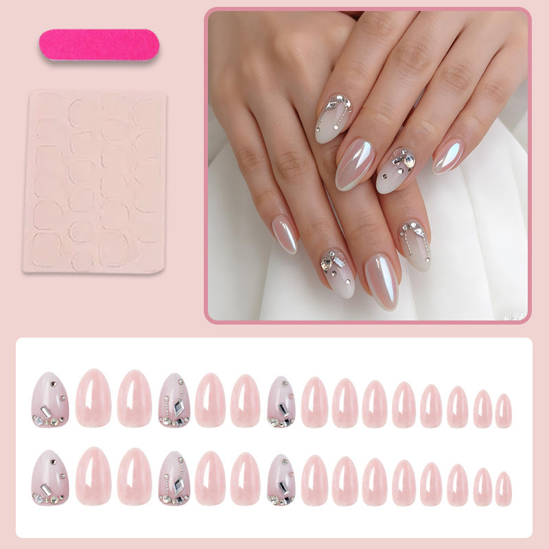 Kunstnagelset mit eleganten Glitzerverzierungen und feinem Finish Brehn