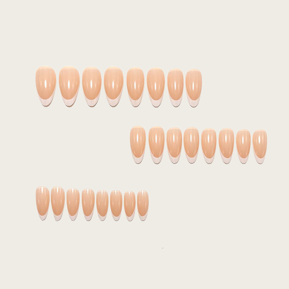 Kunstnägel mit Modischem French-Tip Design Brehn