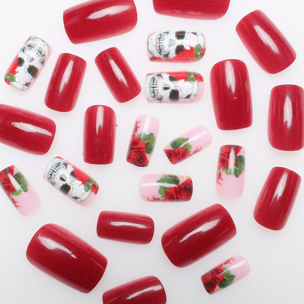 Künstlerisches Totenkopf- und Rosen-Nageldesign Brehn