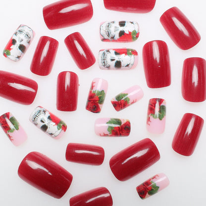 Künstlerisches Totenkopf- und Rosen-Nageldesign Brehn