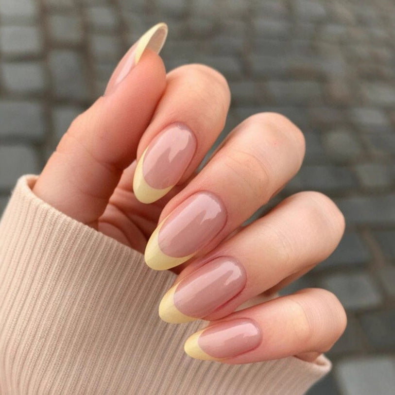 Elegante Nagelkunst mit Schwarz-Weiß-Kontrast Brehn