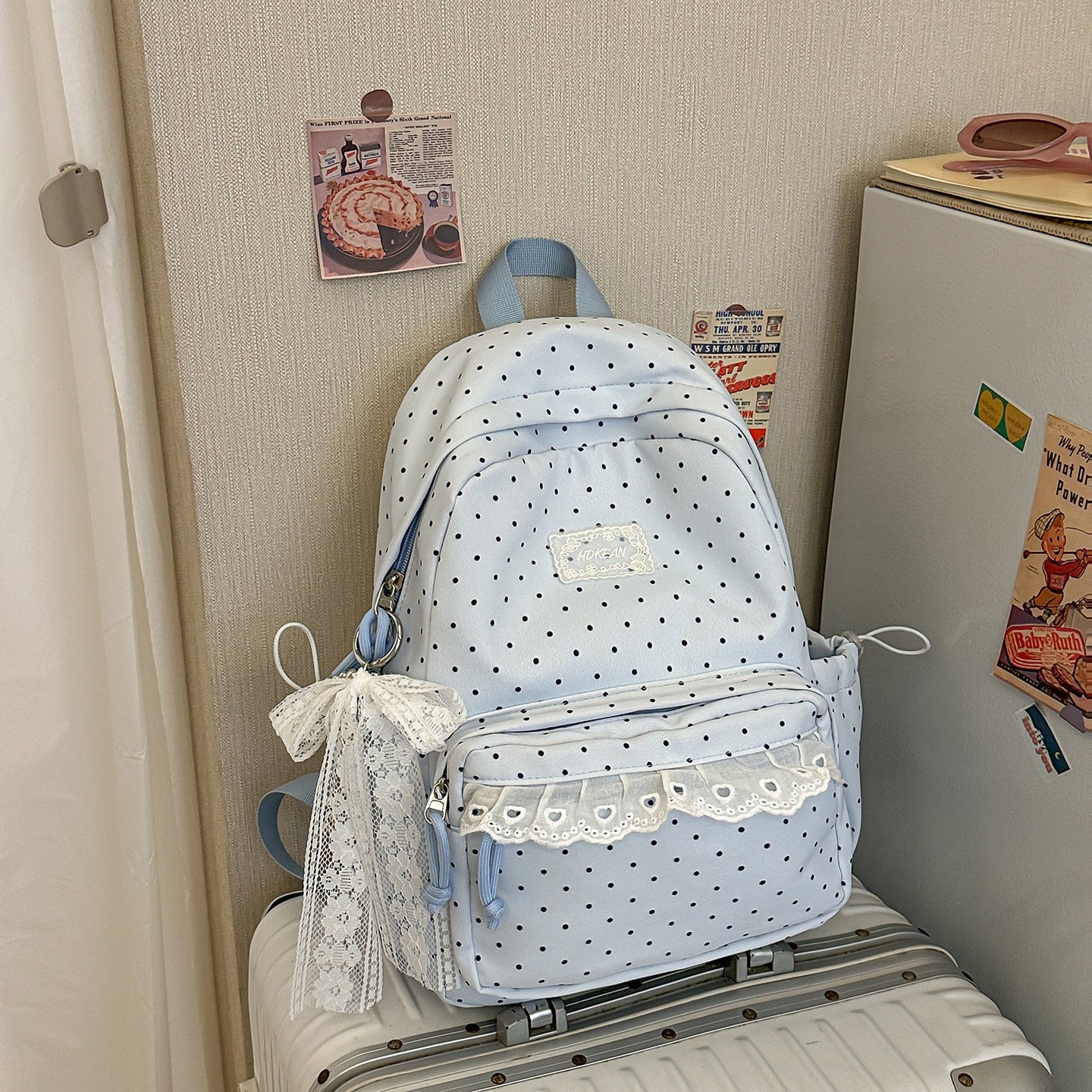 Charmanter mit Spitzenbesatz versehenes gepunktetes Schulrucksack
