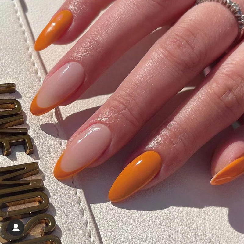 Kunstvolle Nagelverlängerungen mit elegantem Blattmuster Brehn