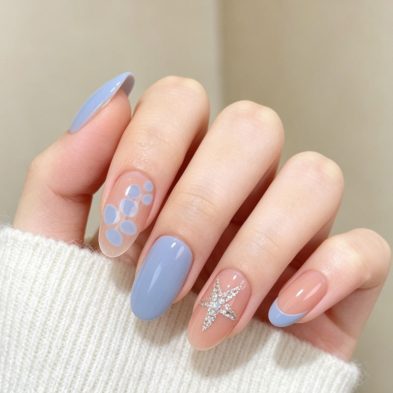 Kunstnagelset mit eleganten Mustern und Glitzerakzenten Brehn