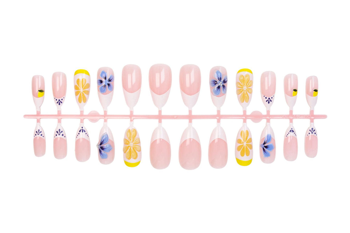Kunstnagelset mit eleganten Blumen- und Schmetterlingsakzenten Brehn